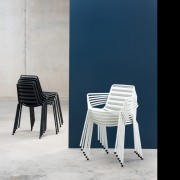 Chaises avec accoudoirs empilables outdoor Street de Enea