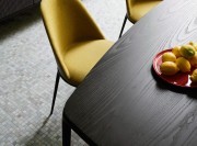 Détail des finitions de la table Lea, avec les chaises Lea