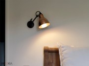 La lampe Gras en lampe de chevet, finition cuivre patiné