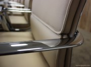 Détail accoudoirs chromés sur fauteuils Una Executive
