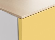Détail armoire métal, corps métal époxy blanc, top stratifié érable naturel et porte mélaminé moutarde