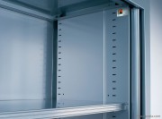 Détail tablettes armoire à rideaux monobloc