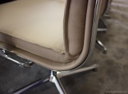 Détail assise fauteuils Una, avec coussinage cuir trés épais