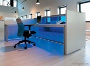 Banque d'accueil EOS façade méthacrylate bleu transparent