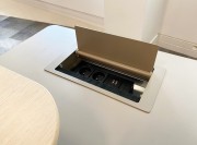 Détail top access avec prises