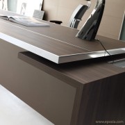 Détail angle de bureau inox sur bureau direction