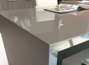 Détail plateau verre coloris Tortora, pied imitation cuir Tortora