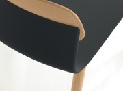 Détail chaises de collectivité Klik, pieds bois