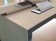 Détail Top access sur le retour imitation cuir crème