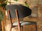Détail dossier fauteuil Toro, pieds Noyer