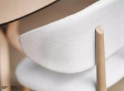 Détail dossier fauteuil Toro,pieds Hêtre blanchi