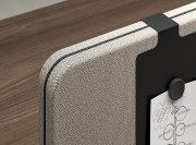 Détail des finitions sur écran séparatif bench avec personnes face à face