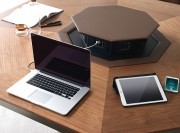 Détail insert central et prises électriques table de réunion Lloyd