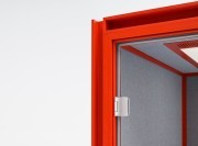 Détail armature cabine acoustique Hako, rouge semi-mat