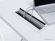 Détail passe-câble en option table Tense