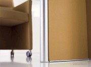 Détail pied cuir table Valeo