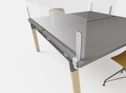 Détail de l'écran avec pinces métalliques pour fixation (compatibilité à vérifier)