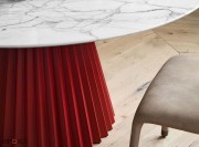 Détail du pied en métal rouge