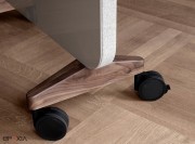 détail pieds bois et roulettes noires