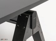 Détail piètement bois massif et plateau Fénix