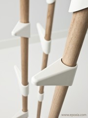 Détail porte-manteaux sur pied Bamboo, en bambou