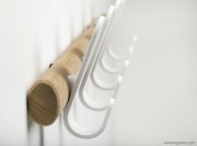 Détail porte-manteaux mural en bois Sticks