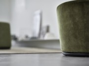 Détail du socle pivotant sur les fauteuils Bolero