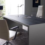 Bureau Wing Glamour, plateau Grès Cérame Noir, piètement laqué Olive brun
