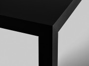 Détail plateau et structure table Tense Monochromatique noir mat