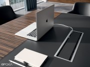 Zoom sur le top access cuir intégré dans les tables de réunion version cuir