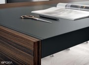 Détail de l'insert cuir sur plateau en finition ébène, bureau de direction e9