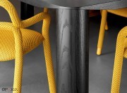 Détail pied table Eggen et fauteuil Pippi