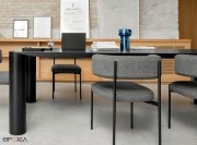Table Eggen frêne teinté noir avec chaises Amélie