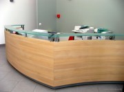 Banque d'accueil sur-mesure tablette verre