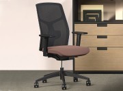 Fauteuils Akila, structure noire, dossier ouvert