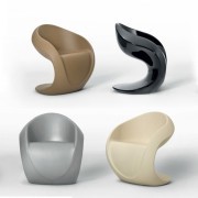 Fauteuil indoor en finition laquée ou éco cuir.