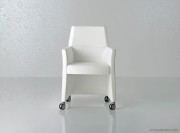 Fauteuil de réunion en cuir avec roulettes. Web Longue