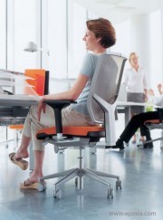 Fauteuil Giroflex 68 orange avec accoudoirs et dossier résille