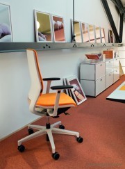 Fauteuil de travail mer coque blanche revêtement orange