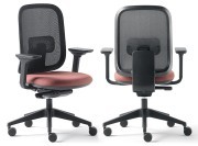 Fauteuil de bureau Alaia avec accoudoirs, dossier résille et assise tapissée rouge