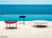 Collection de tables basses Brise avec piètement en tubes d'acier par Gervasoni
