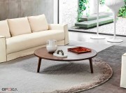Table basse Gray en noyer dans un salon