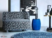 Table basse News supportant une lampe