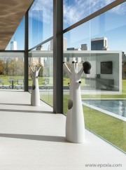 Porte-manteaux design Godot laqué blanc et embouts noirs