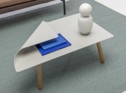 Grande table basse Nivo, plateau métal epoxy et pieds bois