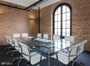 Grande table en verre transparent Unitable, avec fauteuils Una résille et alu poli