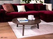 Table basse Gray en chêne dans un salon