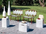 Table basse cubique outdoor inout avec vase par Gervasoni