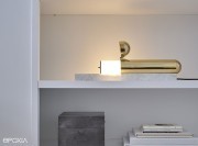 Lampe ISP, véritable bijou mécanique posé sur une rampe de marbre