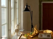 La lampe Gras montée sur pied, modèle d'abat-jour conique